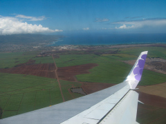 Ombord hos Hawaiian Air, på vej fra Seattles gråvejr og regn til Kahului, Maui, Hawaii