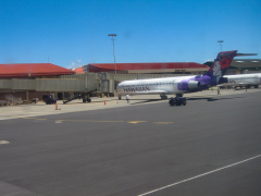 Og nu, en kort flyvetur fra Kahului, Maui til Honolulu, O'ahu. "Velkommen om bord, vi lander om et kort øjeblik", men de nåede at servere snacks og drikkevarer.