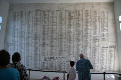 Mindeplade for de faldne ved angrebet på Pearl Harbor ved USS Arizona mindesmærket