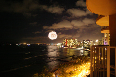 Nationaldagsfyrvækeri ved Pearl Habor, set fra altanen på Aston Waikiki Beach Hotel, Honolulu, O'ahu, Hawaii