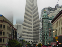 På vej op ad Columbus Avenue med Transamerica Pyramid, San Francisco, Californien, USA