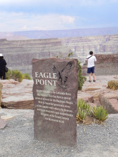 Endagstur fra Las Vegas til Grand Canyon West, totalt rip-off da det er privatejet, og de vil gerne tjene på det. Vil varmt anbefale at forsætte til Grand Canyon South, som er offentligt tilgængelig National Park, og har langt bedre udsigt over Grand Canyon. Men det kræver en overnatning i området. Svømmer man i penge, eller har ikke tid, så besøg endelig stedet her, udsigten er stadig god.