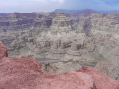 Endagstur fra Las Vegas til Grand Canyon West, totalt rip-off da det er privatejet, og de vil gerne tjene på det. Vil varmt anbefale at forsætte til Grand Canyon South, som er offentligt tilgængelig National Park, og har langt bedre udsigt over Grand Canyon. Men det kræver en overnatning i området. Svømmer man i penge, eller har ikke tid, så besøg endelig stedet her, udsigten er stadig god.