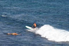 Surfere ud for Kahului, Maui, Hawaii
