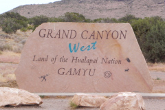 Endagstur fra Las Vegas til Grand Canyon West, totalt rip-off da det er privatejet, og de vil gerne tjene på det. Vil varmt anbefale at forsætte til Grand Canyon South, som er offentligt tilgængelig National Park, og har langt bedre udsigt over Grand Canyon. Men det kræver en overnatning i området. Svømmer man i penge, eller har ikke tid, så besøg endelig stedet her, udsigten er stadig god.