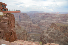 Endagstur fra Las Vegas til Grand Canyon West, totalt rip-off da det er privatejet, og de vil gerne tjene på det. Vil varmt anbefale at forsætte til Grand Canyon South, som er offentligt tilgængelig National Park, og har langt bedre udsigt over Grand Canyon. Men det kræver en overnatning i området. Svømmer man i penge, eller har ikke tid, så besøg endelig stedet her, udsigten er stadig god.