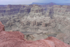 Endagstur fra Las Vegas til Grand Canyon West, totalt rip-off da det er privatejet, og de vil gerne tjene på det. Vil varmt anbefale at forsætte til Grand Canyon South, som er offentligt tilgængelig National Park, og har langt bedre udsigt over Grand Canyon. Men det kræver en overnatning i området. Svømmer man i penge, eller har ikke tid, så besøg endelig stedet her, udsigten er stadig god.