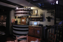 Til smagning hos Kuentz-Bas, Husseren-les-Châteaux, Alsace, Frankrig