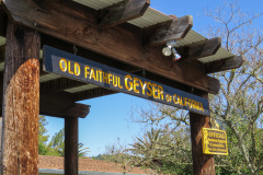 Old Faithful Geyser of California, geyseren findes, og den sprutter regelmæssigt, men lidt af et rip-off for at se den. Så hellere køreturen til Yellowstone National Park, for at se den rigtige.