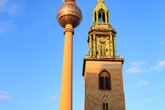 Berliner Fernsehturm med Marienkirche i forgrunden, Berlin, Tyskland