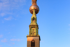 Berliner Fernsehturm med Marienkirche i forgrunden, Berlin, Tyskland