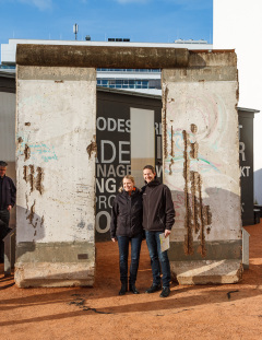 Cathrine og Karsten ved Check Point Charlie, Berlin, Tyskland