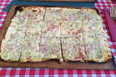 Ankommet til Alsace, tid til en Tarte Flambée på Cheval Noir i Ribeauville.