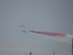 USAF ud og flyve i formation og lege med farver.