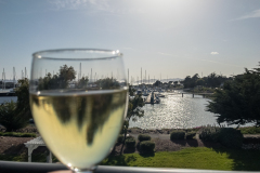 Et glas vin på altanen på hotellet ved Berkeley Marina