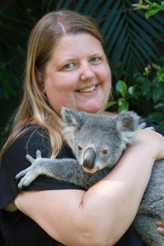 Australia Zoo, Queensland, Australien. Sorry, vi kunne ikke lade være med at hilse på denne lille skabning, en megainteressant halv time i selskab med denne unge Koala og en dyrepasser som kunne fortælle alt hvad der var værd at vide.