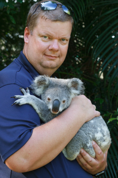 Australia Zoo, Queensland, Australien. Sorry, vi kunne ikke lade være med at hilse på denne lille skabning, en megainteressant halv time i selskab med denne unge Koala og en dyrepasser som kunne fortælle alt hvad der var værd at vide.