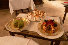 Fantastisk middag i et af Gastronomiens store templer, Restaurant Paul Bocuse i Lyon, Frankrig. Og hastigt videre til kagebordet, med frit valg fra alle hylder.