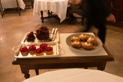 Fantastisk middag i et af Gastronomiens store templer, Restaurant Paul Bocuse i Lyon, Frankrig. Og hastigt videre til kagebordet, med frit valg fra alle hylder.