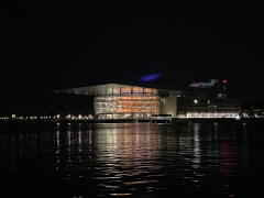 Operaen set fra Kvæsthusbroen ved Skuespilhuset.