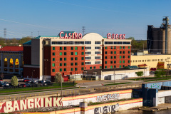 Casino Queen Hotel på Illinois siden af Mississippi floden i St. Louis, USA med fantastisk udsigt over Mississippi til Gateway Arch som ligger på Missouri siden af floden.