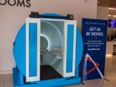 Eksempel på den tram car, som man i selskab med 4 andre personer, transporteres til toppen af Gateway Arch i.