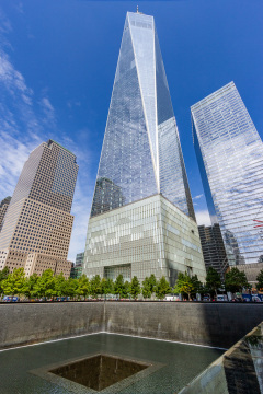 One World Trade Center med et af bassinerne ved 9/11 Memorial i forgrunden, New York, USA