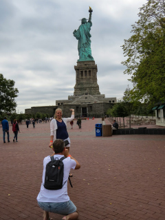 Typiske turister ved Frihedsgudinden i New York, USA
