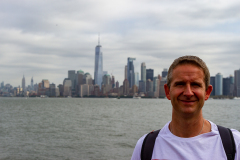 Karsten med Manhattan i baggrunden på Liberty Island, New York, USA
