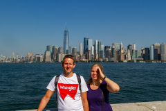 Manhattan Skyline set fra Ellis Island med Cathrine og Karsten i forgrunden, New York, USA