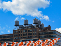 Vandretur på Highline Park, gammel hævet godstogsspor lavet om til park, New York, USA