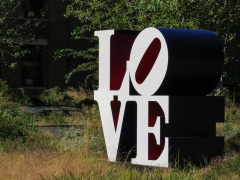 Vandretur på Highline Park, gammel hævet godstogsspor lavet om til park, New York, USA
