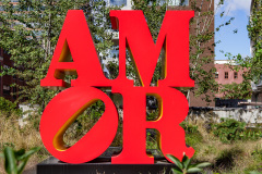 Vandretur på Highline Park, gammel hævet godstogsspor lavet om til park, New York, USA