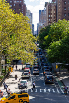 Vandretur på Highline Park, gammel hævet godstogsspor lavet om til park, New York, USA