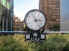 Vandretur på Highline Park, gammel hævet godstogsspor lavet om til park, New York, USA