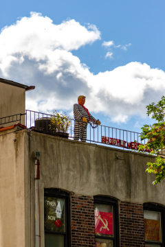 Vandretur på Highline Park, gammel hævet godstogsspor lavet om til park, New York, USA