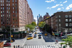 Vandretur på Highline Park, gammel hævet godstogsspor lavet om til park, New York, USA