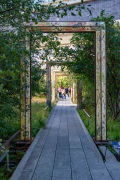 Vandretur på Highline Park, gammel hævet godstogsspor lavet om til park, New York, USA
