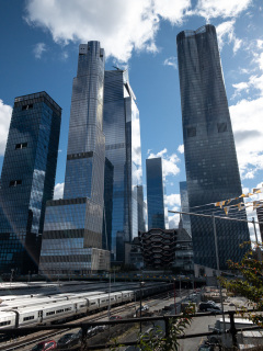 Vandretur på Highline Park, gammel hævet godstogsspor lavet om til park, New York, USA