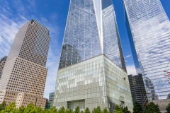 One World Trade Center med et af bassinerne ved 9/11 Memorial i forgrunden, New York, USA