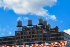 Vandretur på Highline Park, gammel hævet godstogsspor lavet om til park, New York, USA