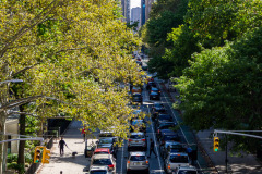 Vandretur på Highline Park, gammel hævet godstogsspor lavet om til park, New York, USA