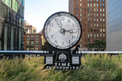 Vandretur på Highline Park, gammel hævet godstogsspor lavet om til park, New York, USA