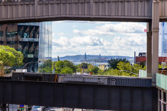 Vandretur på Highline Park, gammel hævet godstogsspor lavet om til park, New York, USA
