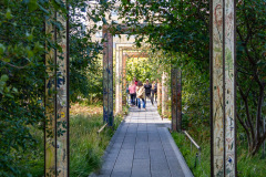 Vandretur på Highline Park, gammel hævet godstogsspor lavet om til park, New York, USA