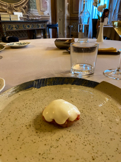 Middag på Da Francesco i Cherasco, Piemonte, Italien. Wauw, de smukkeste lokaler vi har spist i til dato, med vægmalerier fra helt tilbage til 1772. Og maden var også fantastisk.