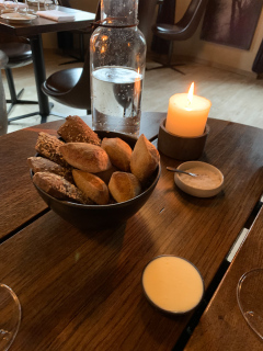 Brød med smør, pas på, man spiser hurtigt for meget.