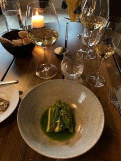Dansk Hamachi-tun med grønne asparges, rarbarber, østers og syltede lakridsurter.