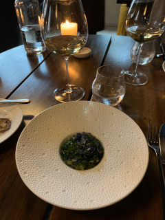 Tatar af okse med porrer, røget blåmuslingemulsion og wasabi.