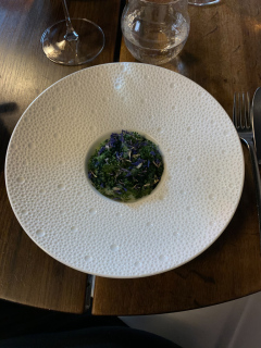 Tatar af okse med porrer, røget blåmuslingemulsion og wasabi.